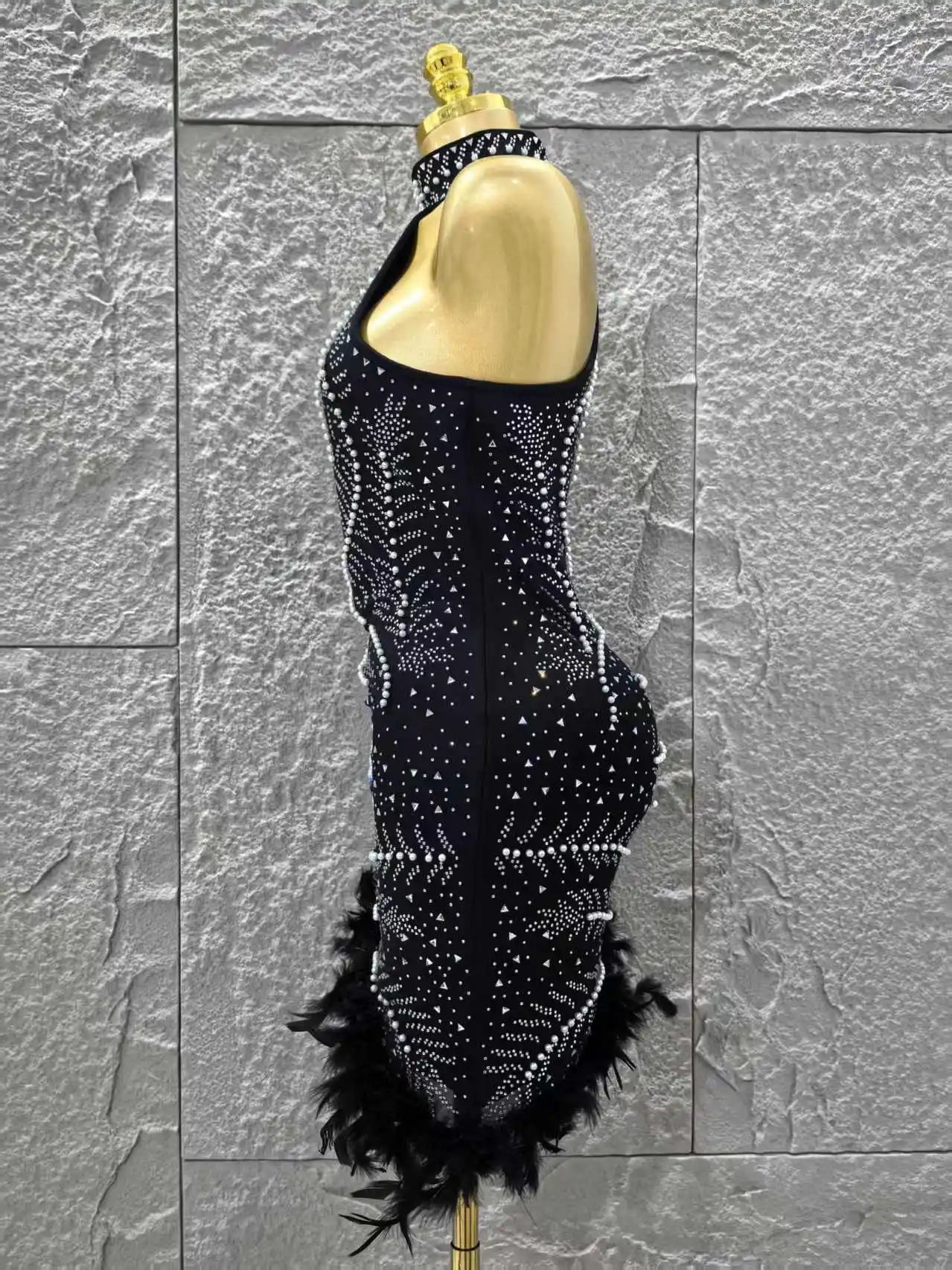 Black Color Women Sexy Off the Shoulder Shinning Rhinestones Bodycon Mini Bandage Dress Feathers Celebrate Evening Party Outfit