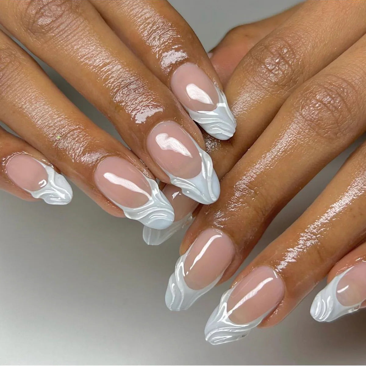24Pcs Short Round Fake Nails with Gilding Flower Design Wearable Almond False Nails Tips Golden Lines Detachable Press on Nails 3329
