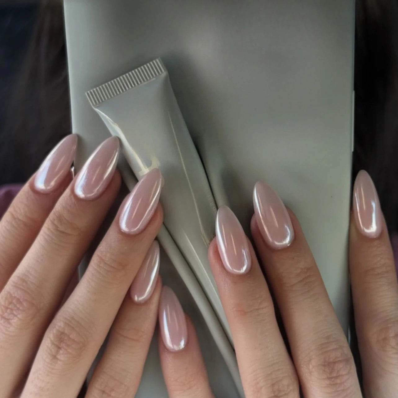 24Pcs Simple Nude Pink Solid Nail Art Set with Jelly Glue Short Oval Fake Nails Aurora Flash Almond Sweet Wearable Nail Stickers 1