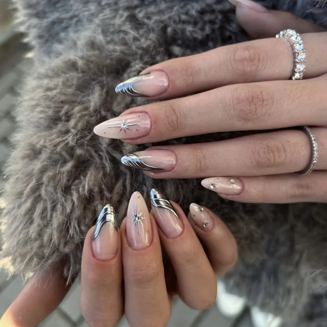 24Pcs Y2k French False Nails with Almond Head Design Silver Stripes Wearable Full Cover Press on Fake Nails Short Nail Art Tips 4032