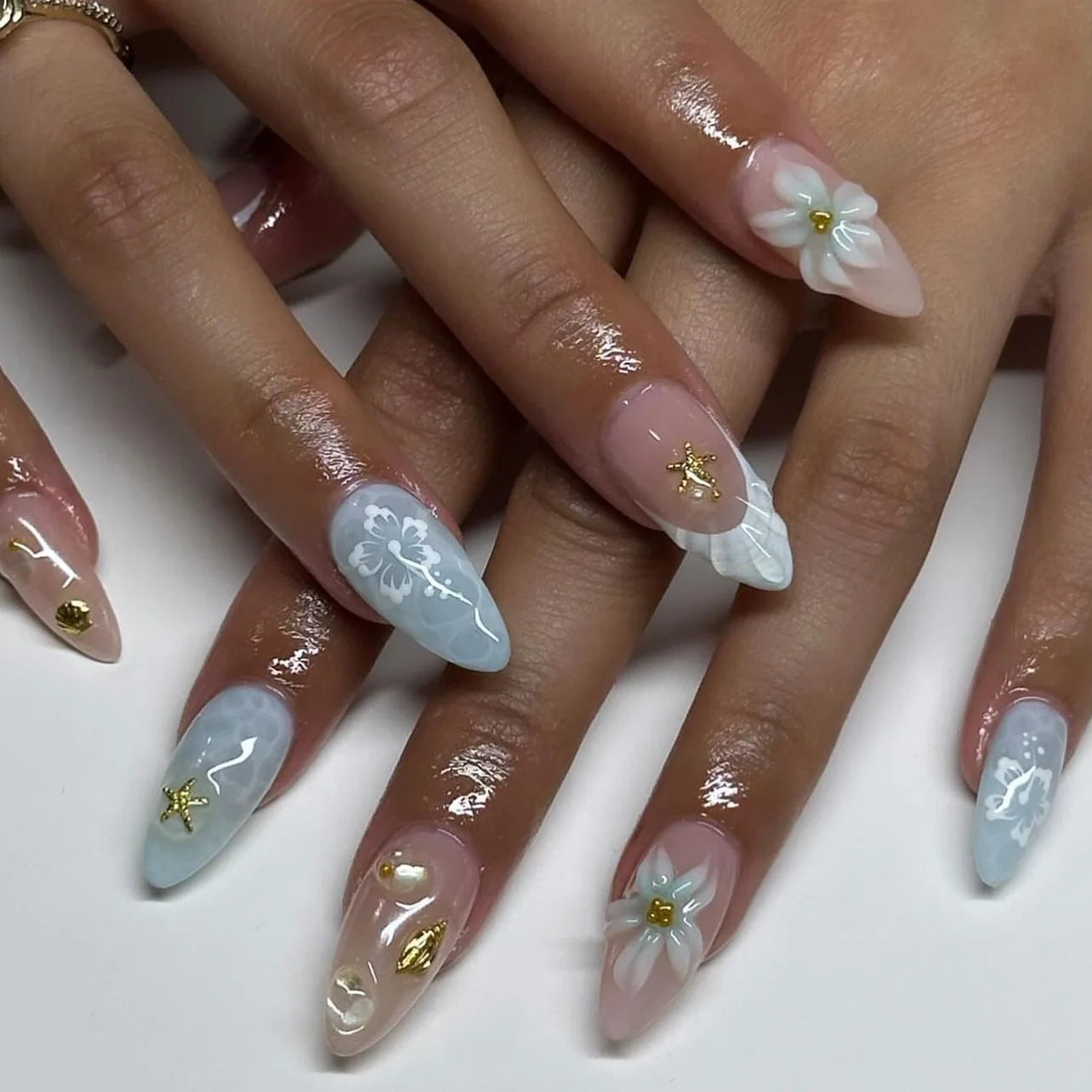 24Pcs Almond Shape Head Press on Fake Nails Short Round Head Full Cover Nail Tip Art Starfish Design French Colorful False Nails 3720