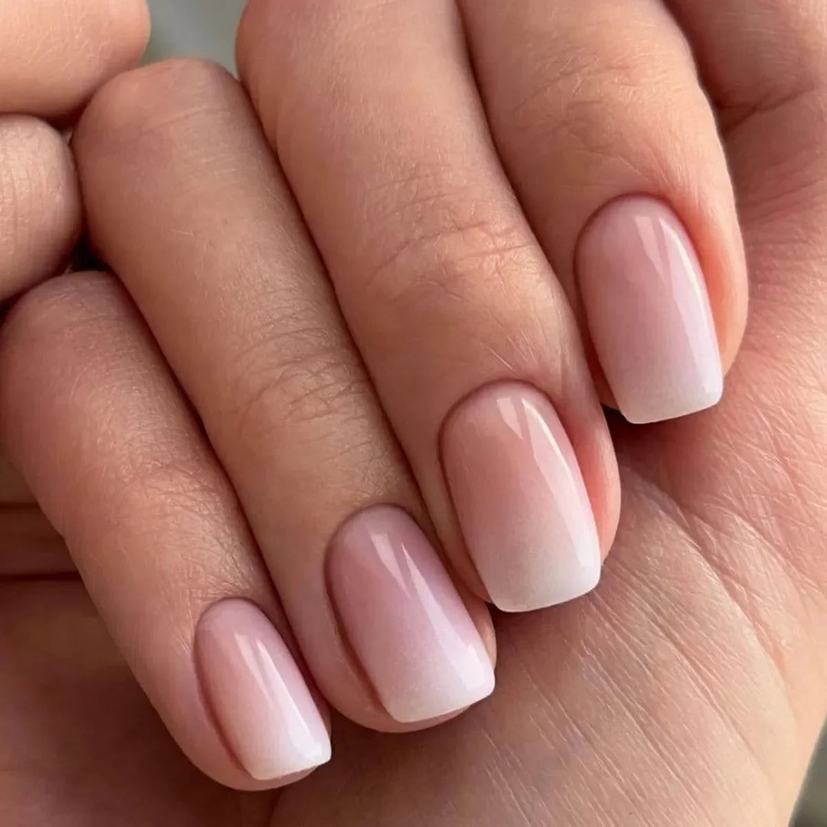 Glossy Press on Nails Set Short Oval Shiny Gradient French Nail Art Design Reusable Full Cover Fake Nails with Glue for Girls A96