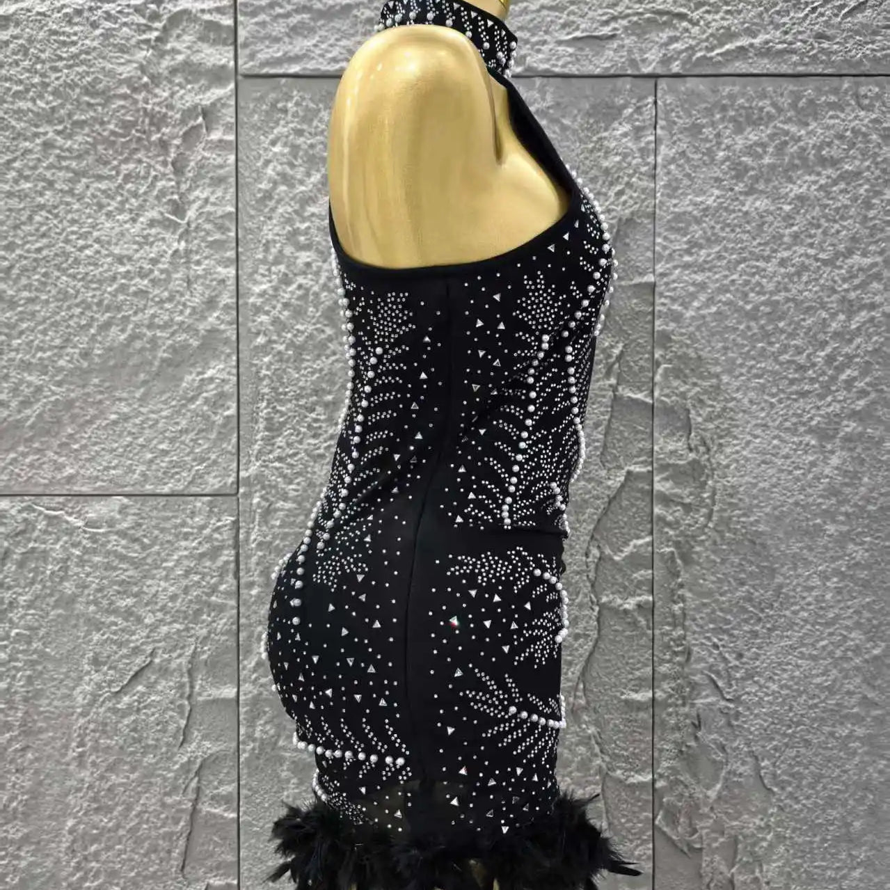Black Color Women Sexy Off the Shoulder Shinning Rhinestones Bodycon Mini Bandage Dress Feathers Celebrate Evening Party Outfit