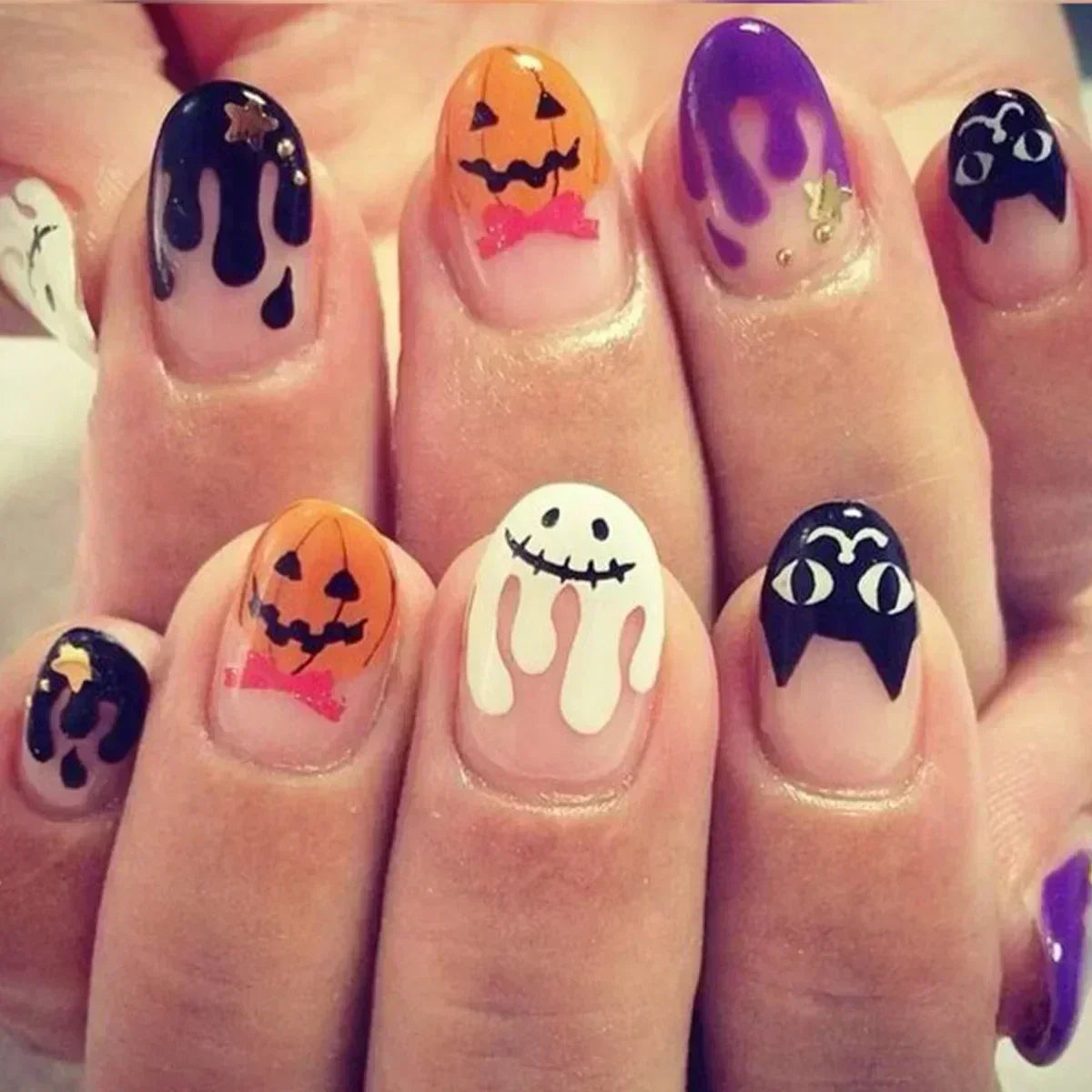 24Pc Halloween False Nails with Almond Head Designs Cute Clown Fake Nails French Full Cover Manicure Press on Nail Tips for Girl 3