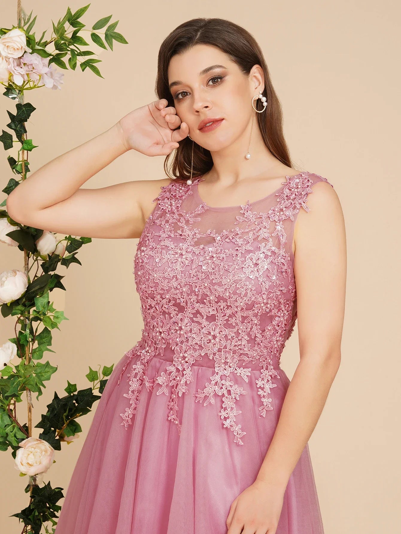 Short Homecoming Dress Illusion Neckline Sleeveless Floral Appqulies Evening Dress With Integrated Cup Chiffon Skirt