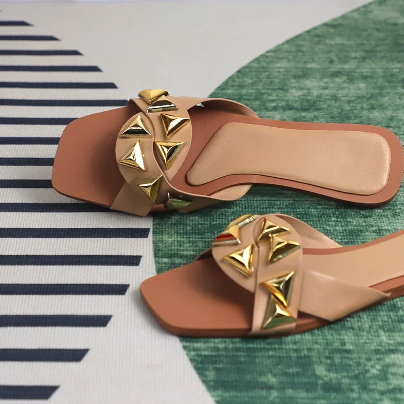 Women Flat Sandals Fashion Rivet Decoration Design Summer Footwear Light Soft Elegant Low Hees Travel Beach Shoes for Lady