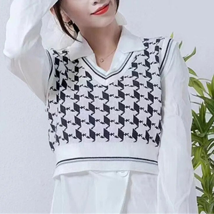 2024 Autumn/Winter Retro Knitted Vest Women's Design Sense Small Style Fit Short Sweater Tank Top for Outwear white 2 One Size