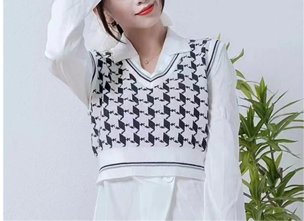 2024 Autumn/Winter Retro Knitted Vest Women's Design Sense Small Style Fit Short Sweater Tank Top for Outwear white 2 One Size