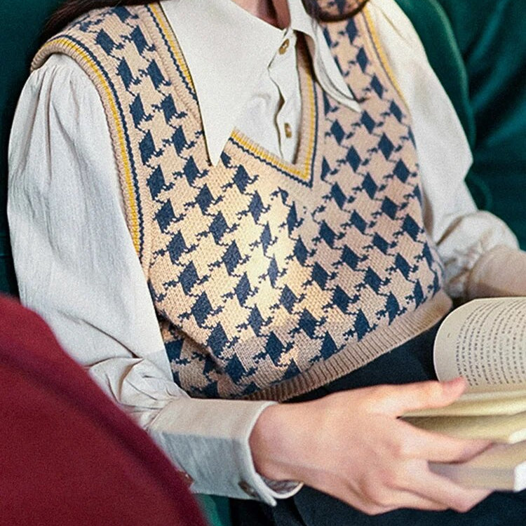 2024 Autumn/Winter Retro Knitted Vest Women's Design Sense Small Style Fit Short Sweater Tank Top for Outwear apricot 1 One Size