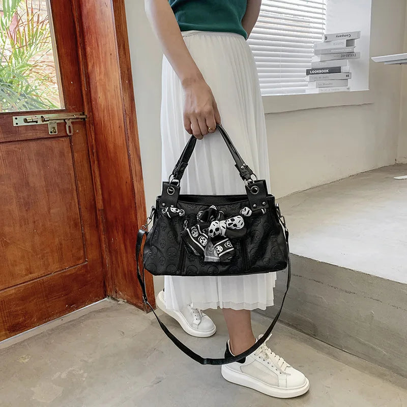 2024 New Women Messenger Bags Designer Motorcycle Punk Style Skull Rivet Tote Bag Crossbody Bags Ladies Leather HandBags H002