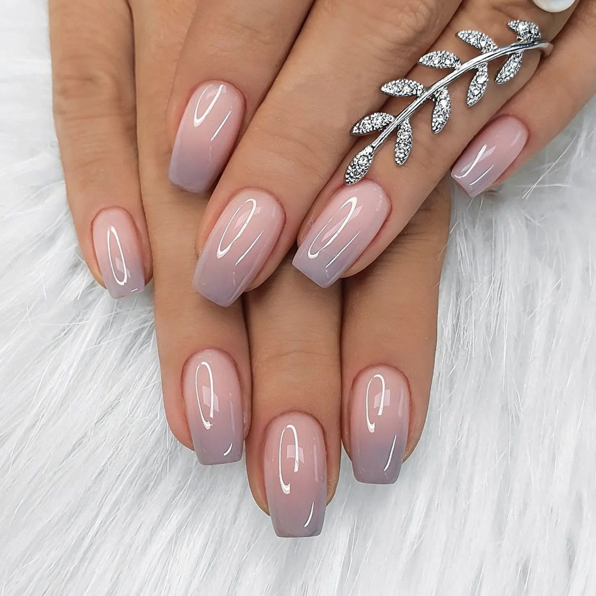 24Pcs Shiny Pearl Wearable False Nails Short Square Fake Nail Simple Summer Press on Nails Detachable Full Cover Nail Tips 0557