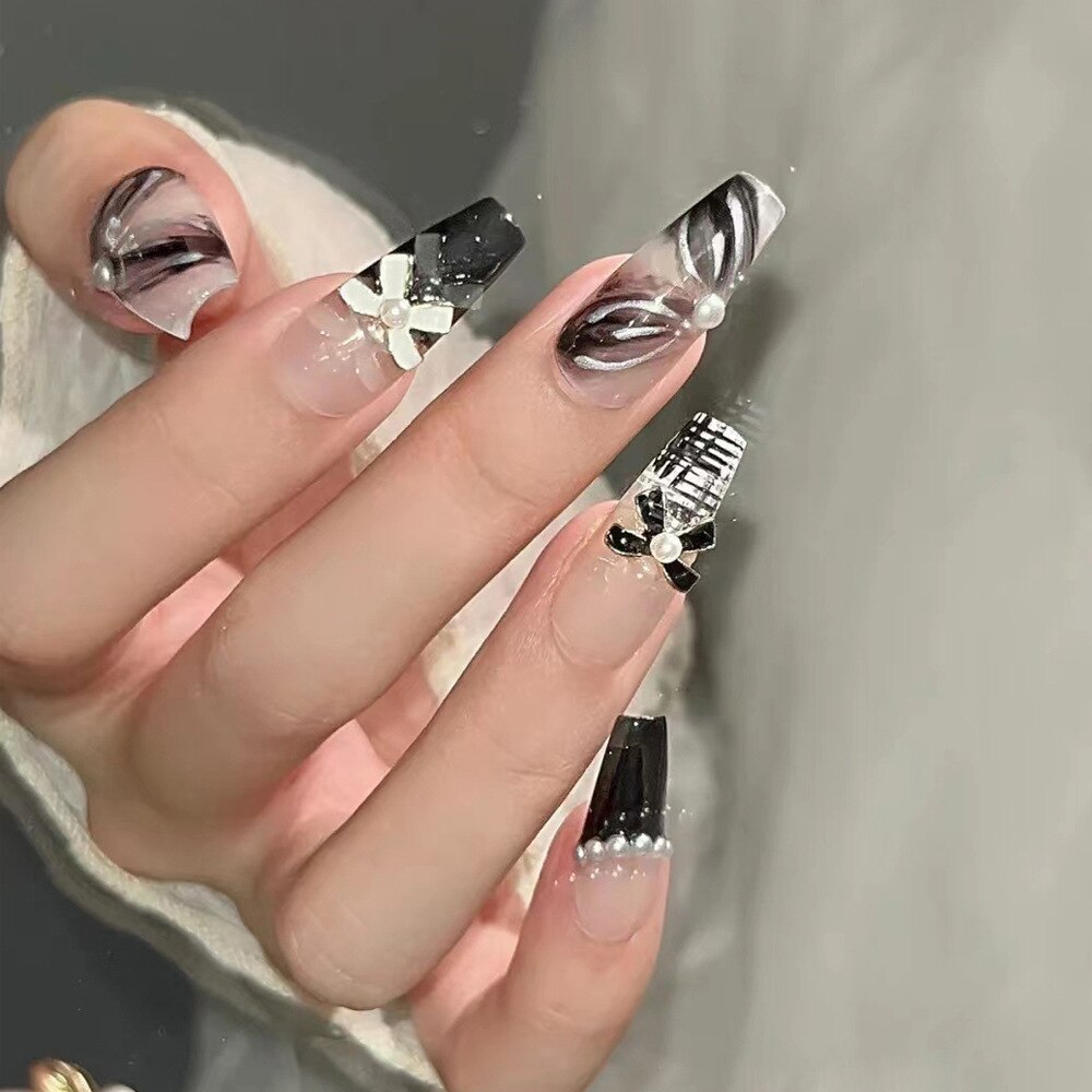 24Pcs Wearable False Nails with Glue Glitter Heart-shaped Rhinestone Design Full Cover Nail Tips Acrylic Fake Nails Press on 079