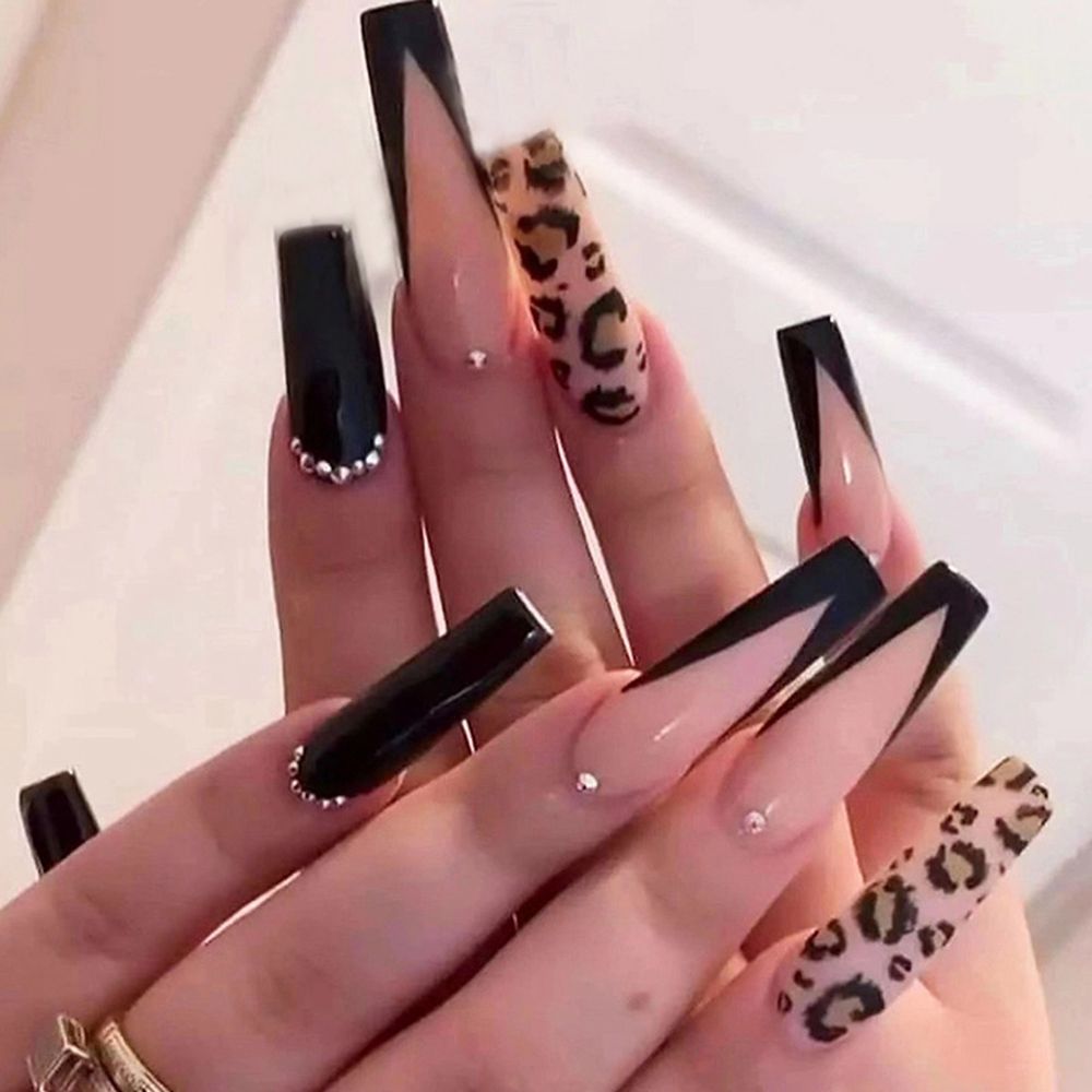 24pcs Press on Nails Punk Black White Patchwork Fire Pattern Long Coffin False Nails Ballerina Fake Nail Art Manicure Full Tips b8