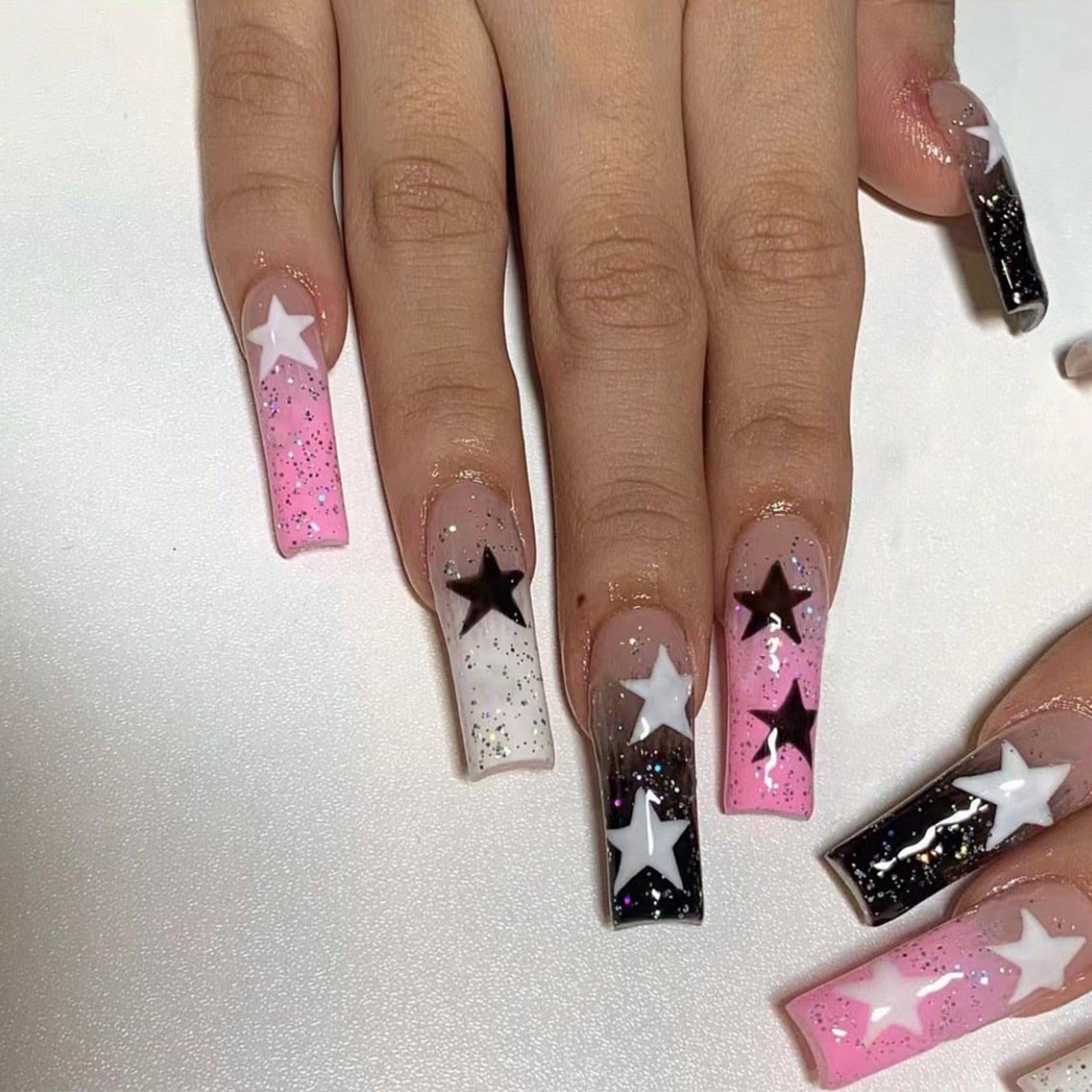 24pcs y2k Fake Nails Black White Star Printed Press on Nail Tips Long Coffin European Artificial Nail Patch for Girl Women AMAIO