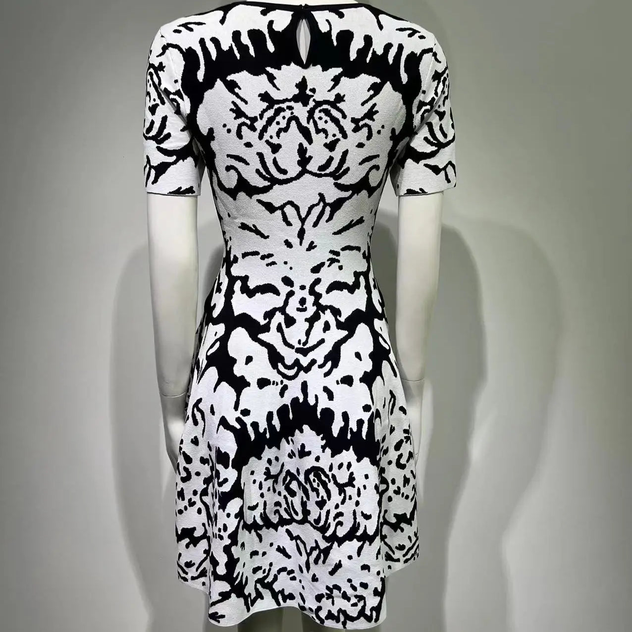2024 Summer White Jacquard Leopard Pattern Slim Fit Bandage Dress with Round Neck Style Commuting Big Swing Knitted