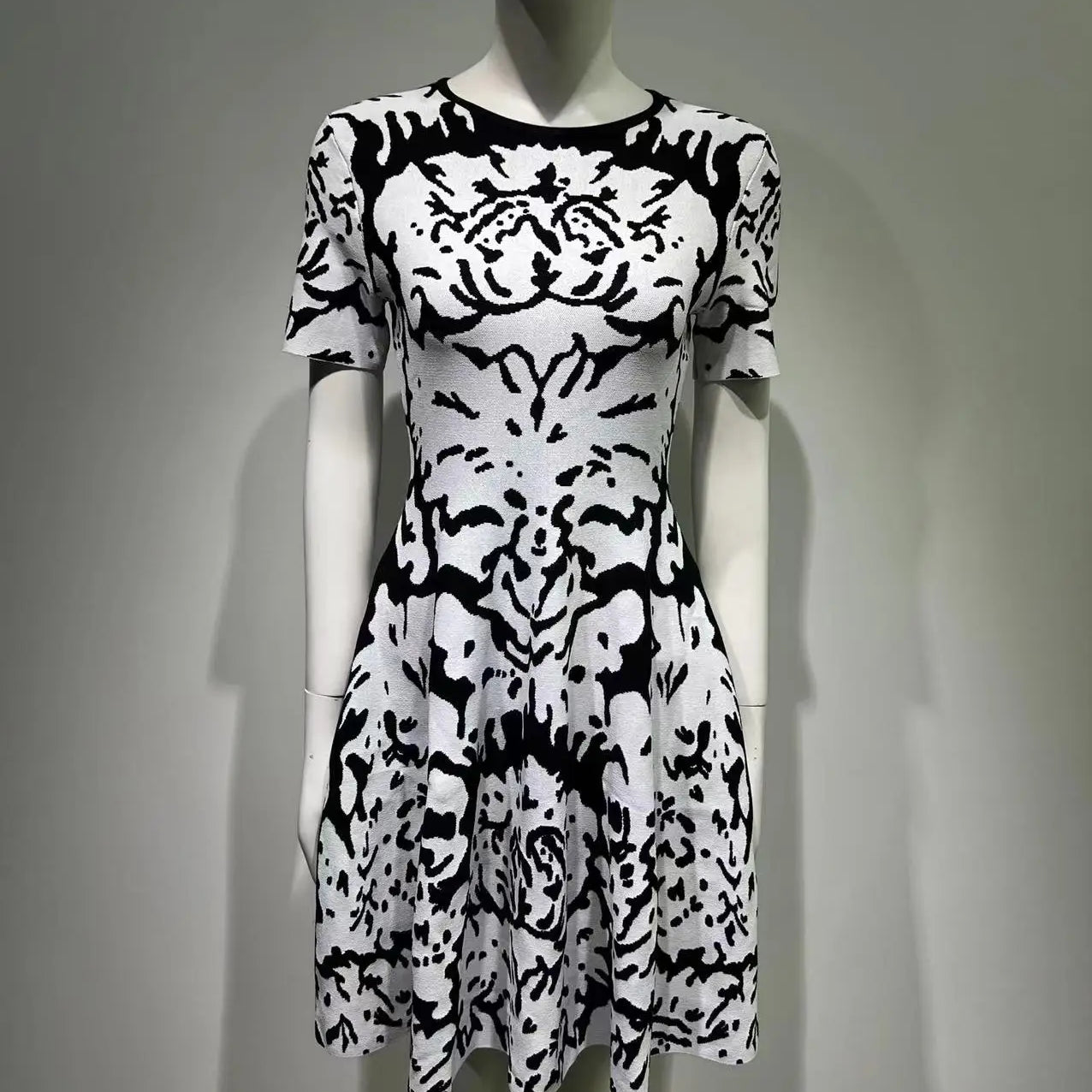 2024 Summer White Jacquard Leopard Pattern Slim Fit Bandage Dress with Round Neck Style Commuting Big Swing Knitted