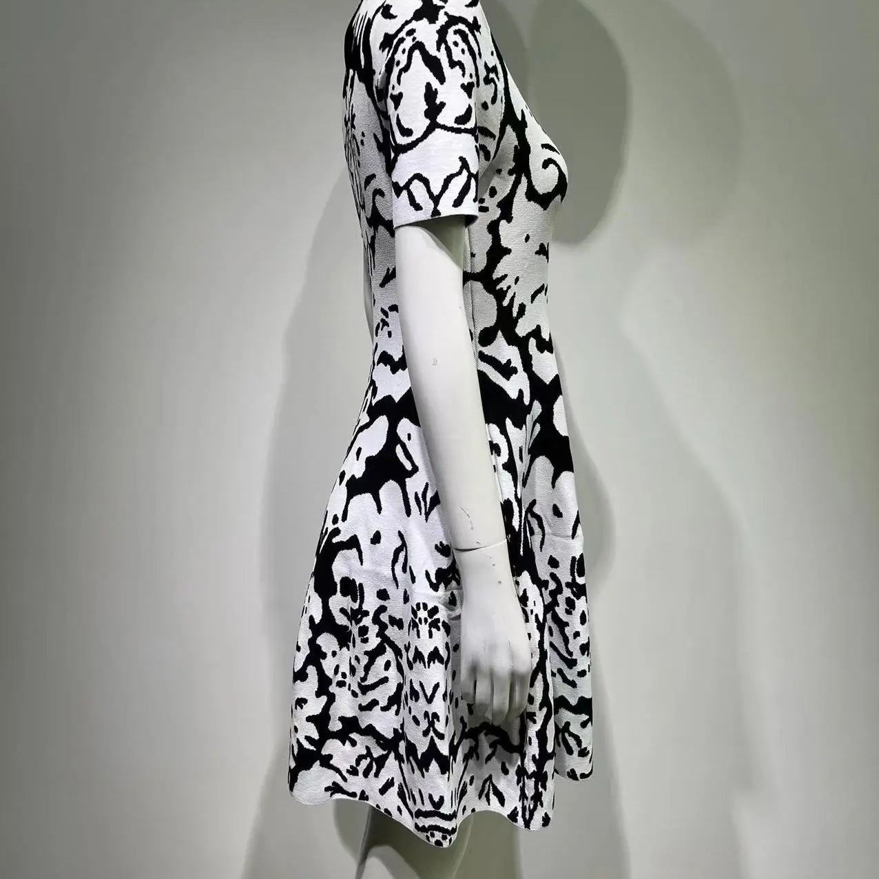 2024 Summer White Jacquard Leopard Pattern Slim Fit Bandage Dress with Round Neck Style Commuting Big Swing Knitted