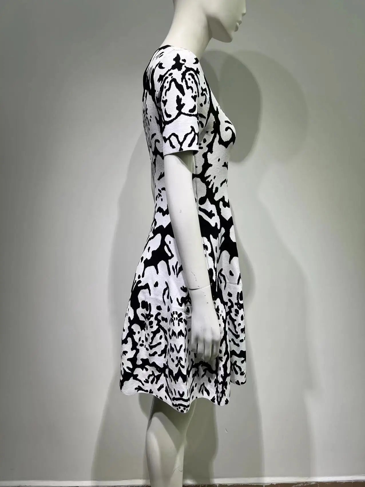 2024 Summer White Jacquard Leopard Pattern Slim Fit Bandage Dress with Round Neck Style Commuting Big Swing Knitted