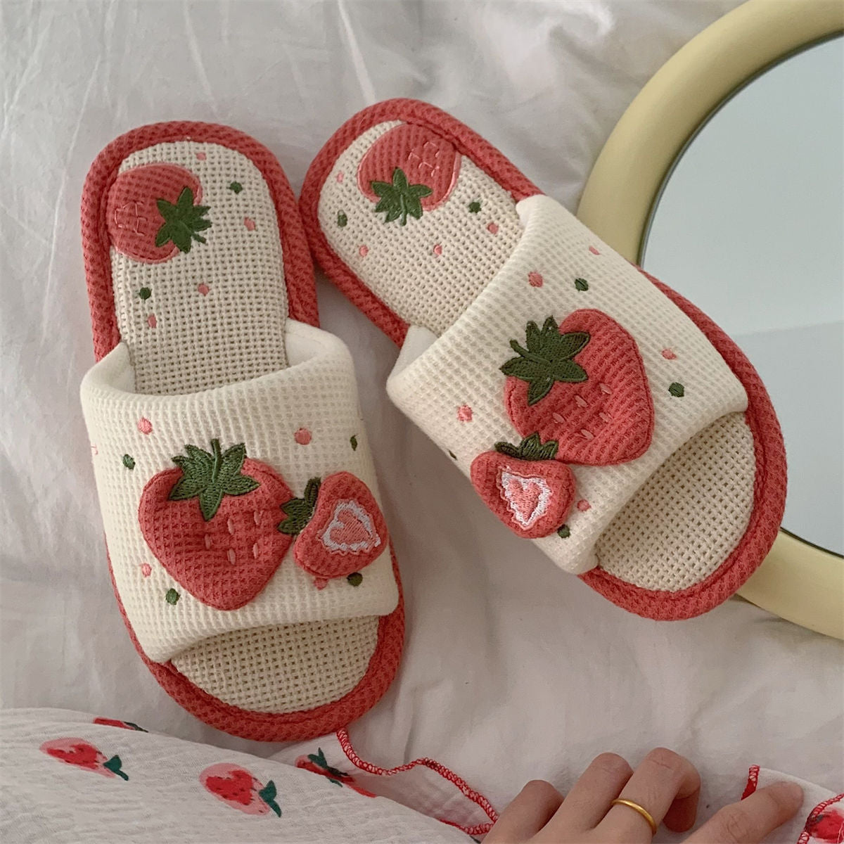 Cute Strawberry Plush Slippers Autumn House Slides Female Flip Flops Women Slippers Winter Home Warm Furry Linen Slippers Women creamy-white