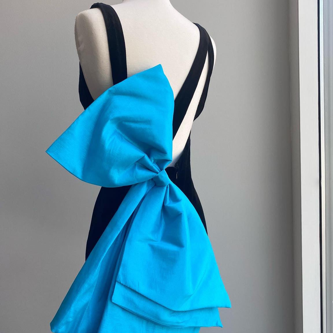 Fitted Velvet Cocktail Hoco Dress 2024 Bow Lady Formal Event Party Gown V-Neck Short Club Night Graduation NYE Homecoming Gala