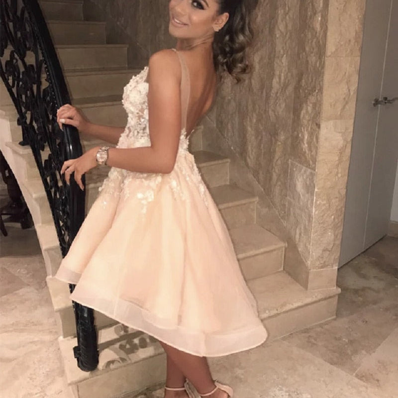 Lovely Short Homecoming Gowns Straps V Neck Cocktail Dresses Floral Open Back Sleeveless Wedding Party Gowns Mini Prom Dress