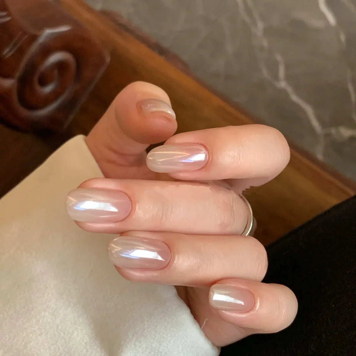 10Pcs Short Oval Milk White Press on Nail French Shiny Almond Gradient False Nail Minimalist Light Luxury Reusable Acrylic Nails 1 M