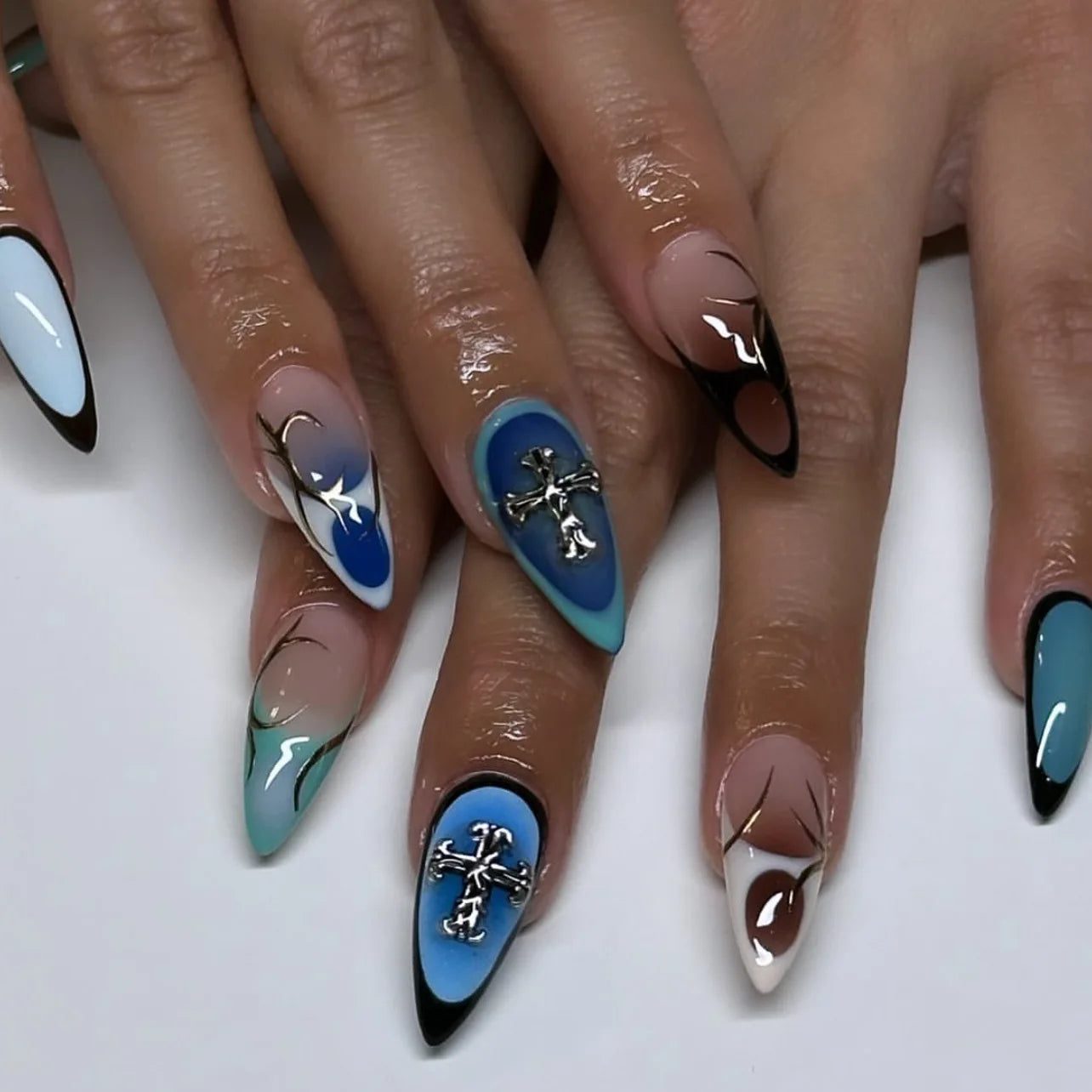 24pcs Sliver Spider Design Fake Nail Heavy Metal Halloween False Nail Tips Full Cover Wearable Black Cool Almond Press on Nails W19