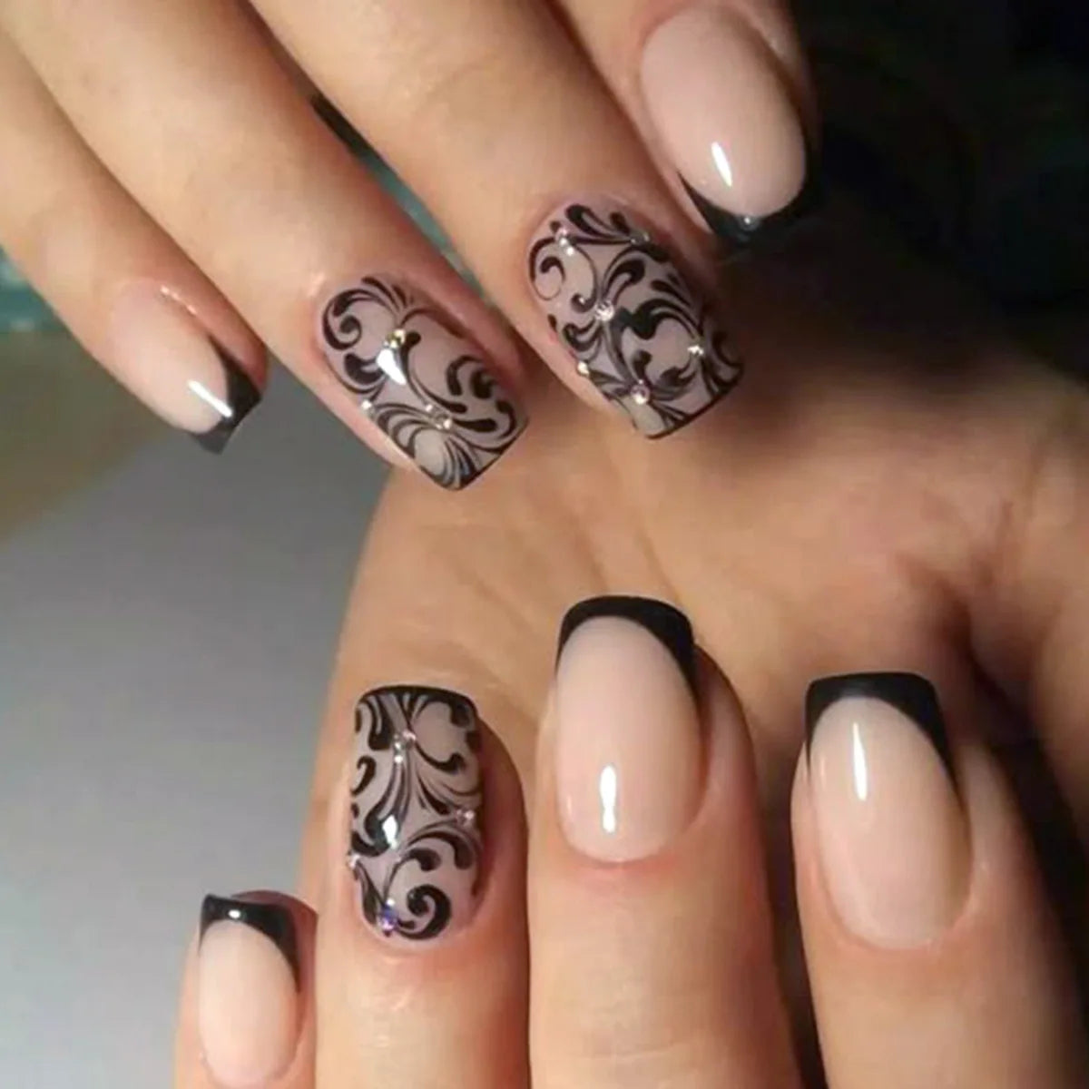 24Pcs French Pink Press on Nails Short Square Head Fake Nails with Flower Rhinestone Design Wearable Finished False Nail Tips 3101