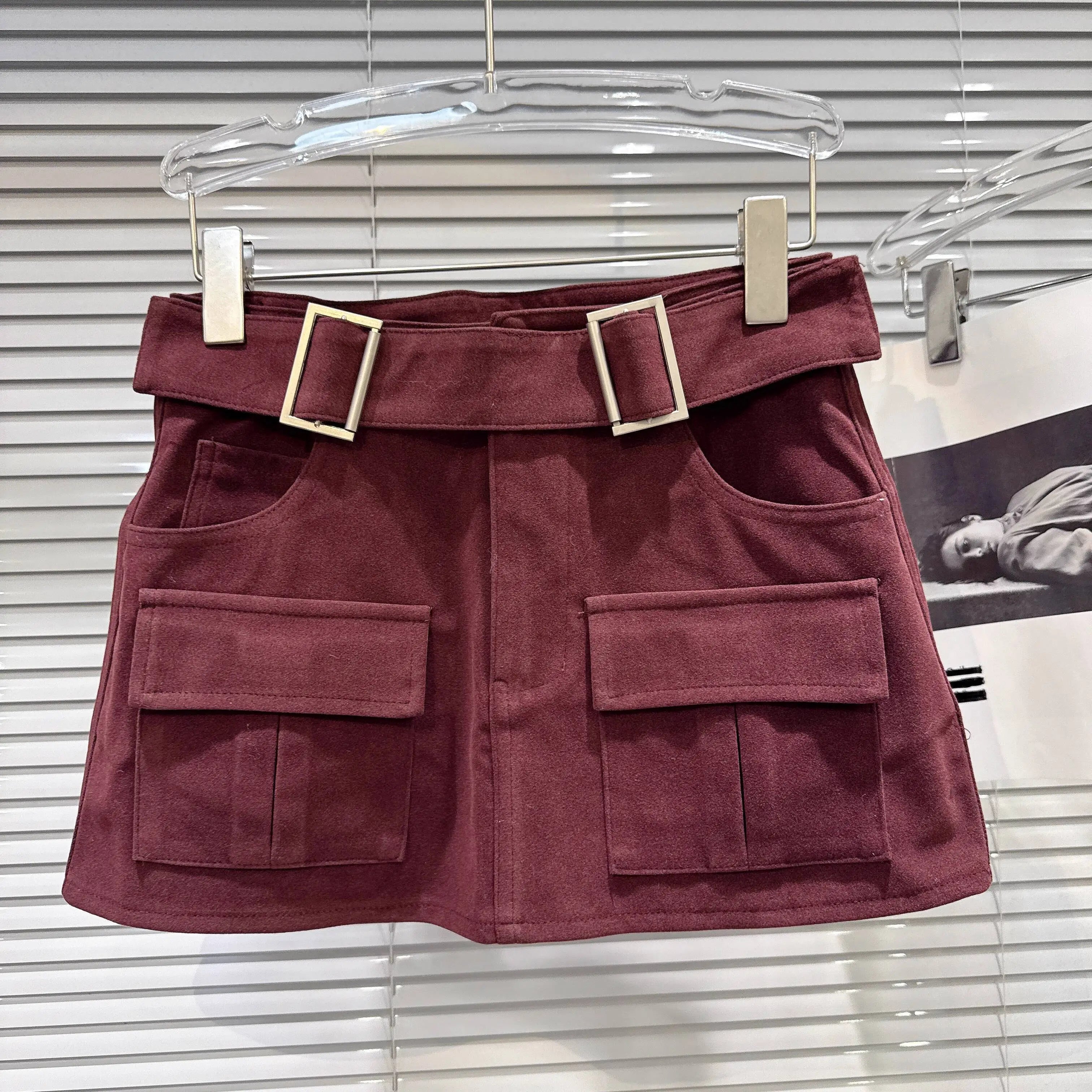 Winter New Fashion Style Metal Belt Pocket Suede Cargo Short A-line Skirt For Women Wrapped Hip A-line Skirts 11A07737 Wine