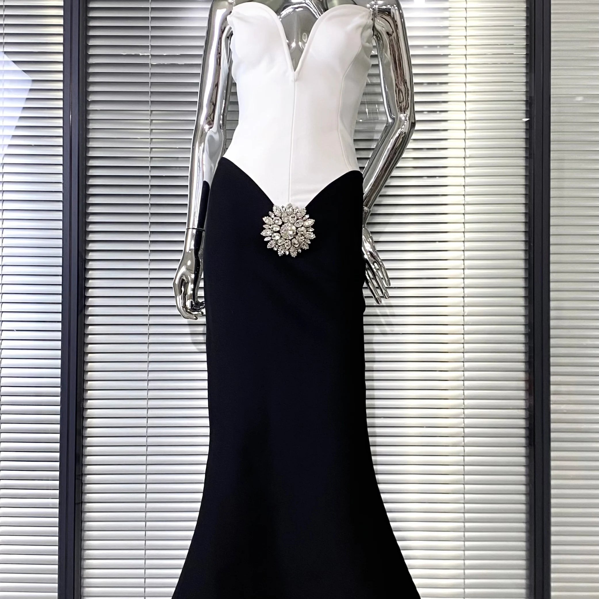 Luxury Diamonds Strapless Package Hips White Patchwork Black Bandage Dress Fashion Woman Party Dress Celebrity Party Vestido