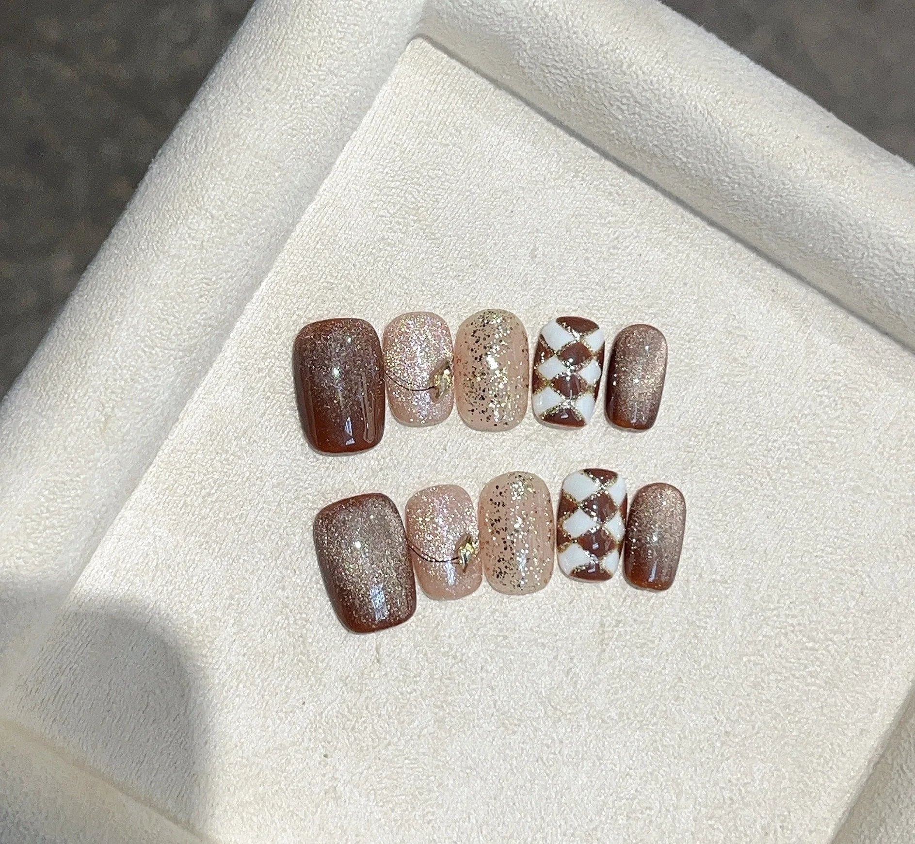 10Pcs Short Square Emerald Handmade Fake Nails with Gold Powder Black Rhombus Nail Art Glitter Pearl Press on Nail Manicure Tips