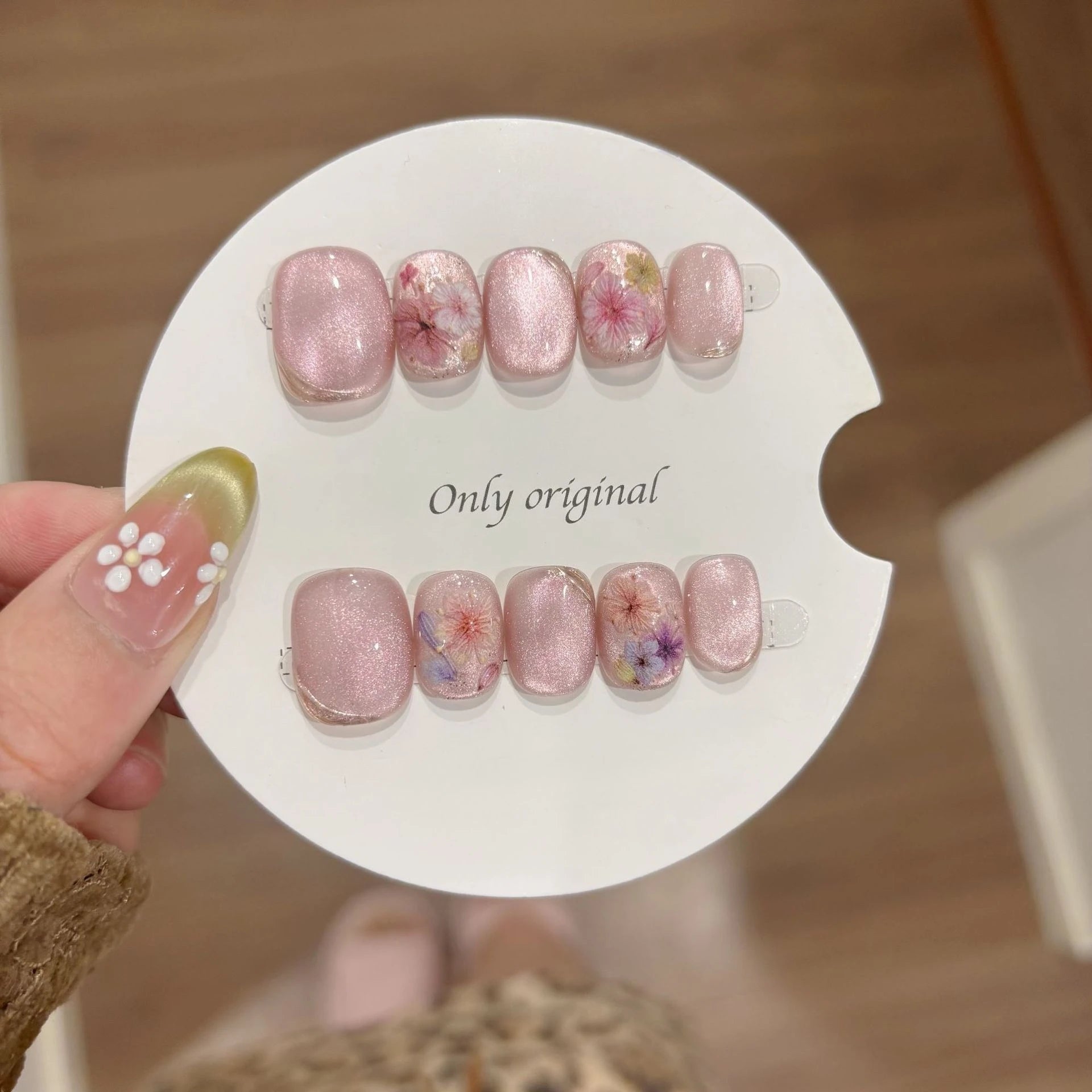 10Pcs Short Ballet Hand Drawn Daisy Nail Tips with Light Purple Cat Eye Nails Set Gradient Shiny Wearable French Manicure Nails