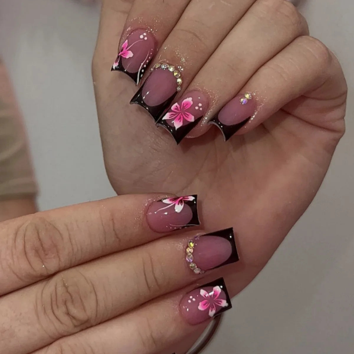 24Pcs Black French False Nails with Broken Diamond Short Square Head Press on Nails Pink Flower Design Wearable Fake Nail Art 340