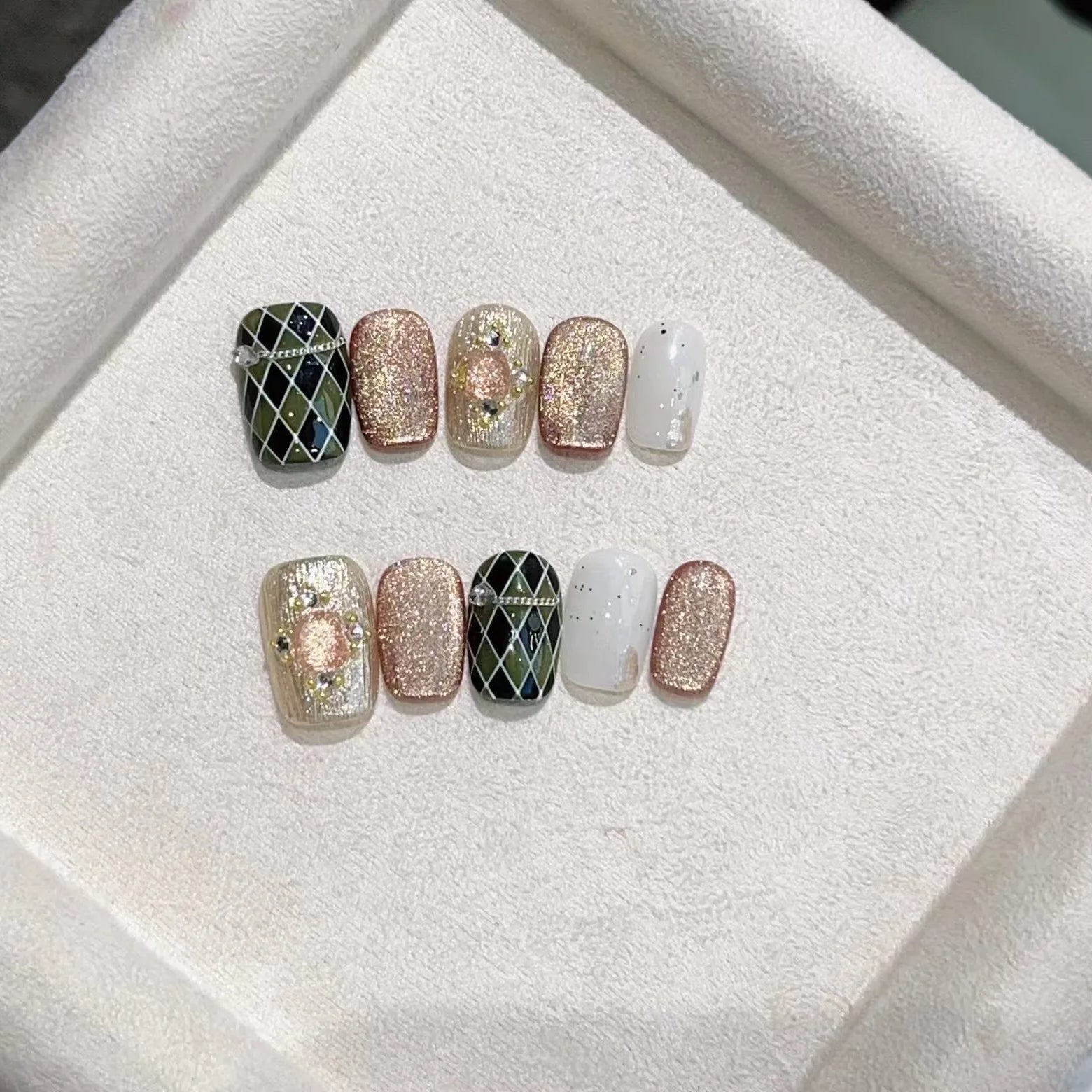 10Pcs Short Square Emerald Handmade Fake Nails with Gold Powder Black Rhombus Nail Art Glitter Pearl Press on Nail Manicure Tips