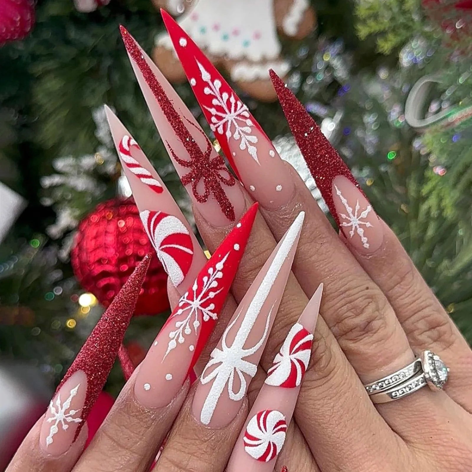2025 New Christmas Fake Nail Tips Wearable Almond False Nails with Snowflake Flower Print European Xmas New Year Press on Nails 1
