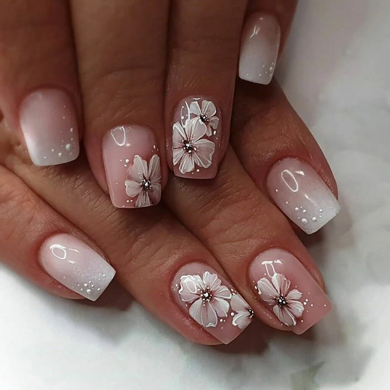 24Pcs Gradient White Fake Nail with Flowers Pattern Design Simple French False Nails Tips Short Suqare Head Press on Nails 3834
