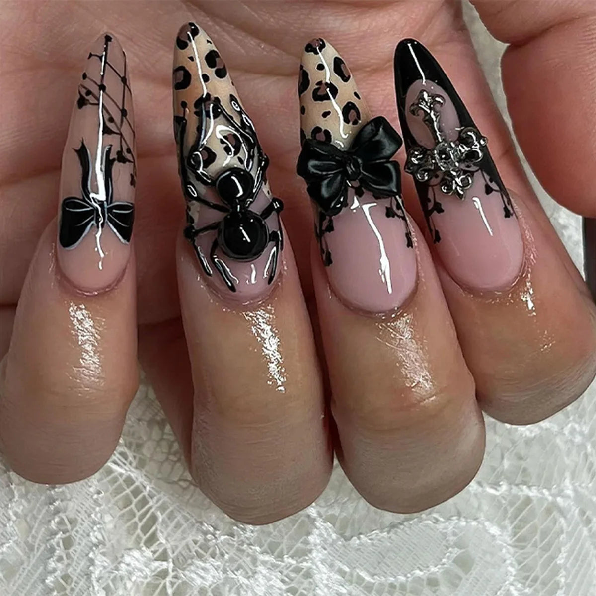 24pcs Sliver Spider Design Fake Nail Heavy Metal Halloween False Nail Tips Full Cover Wearable Black Cool Almond Press on Nails W23