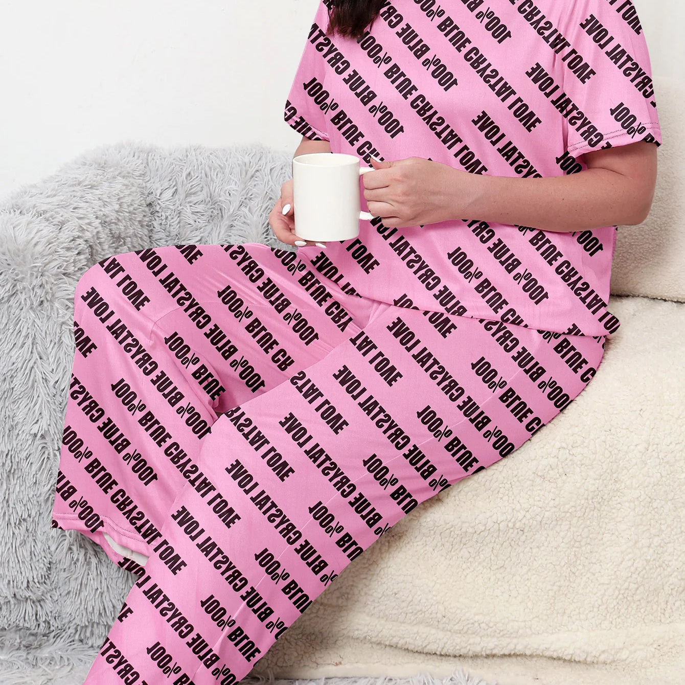 Plus size pajama set, short sleeved and long pants, comfortable and slightly loose. Home wear can be worn externally in sizes