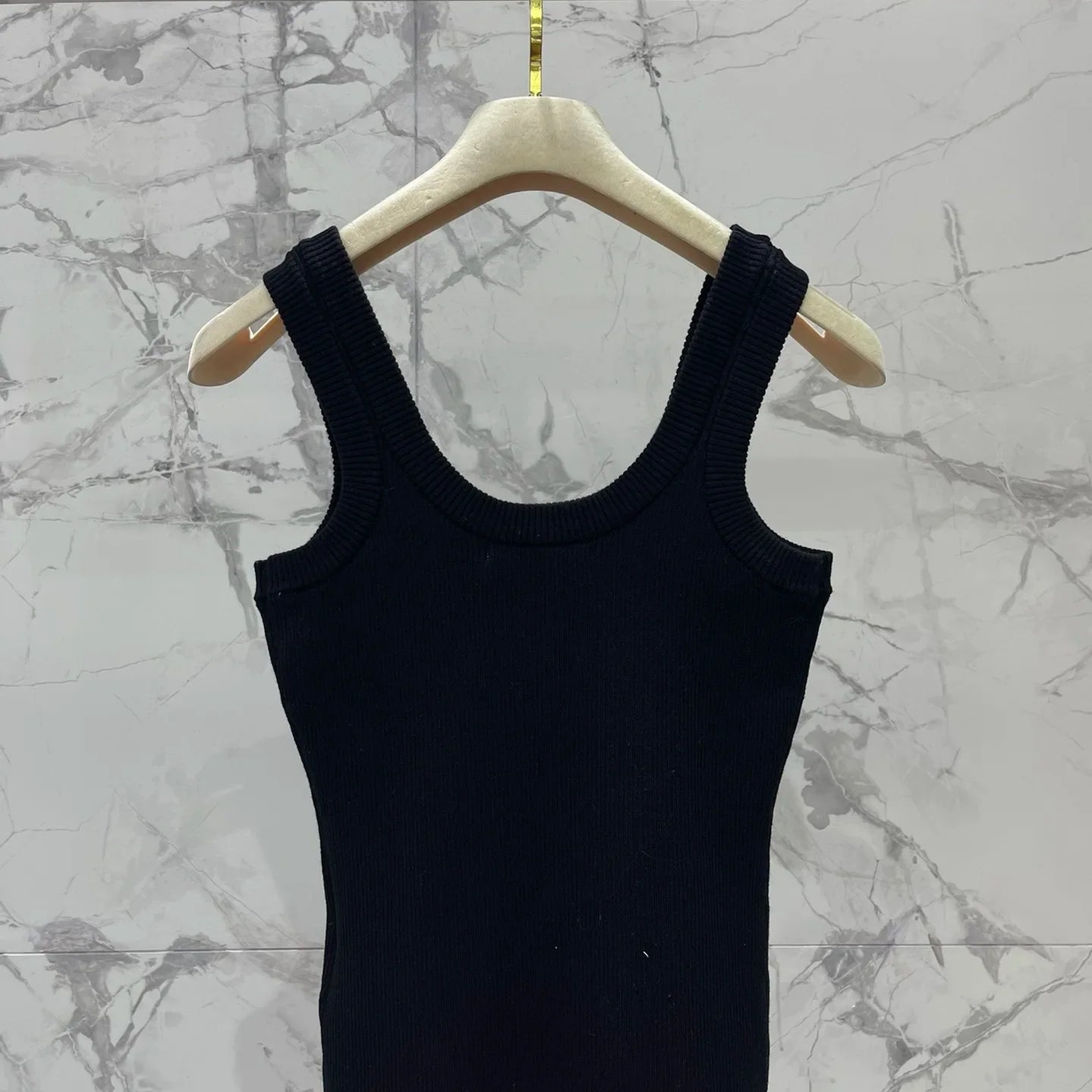 new U-neck knitted vest elegantly launched black