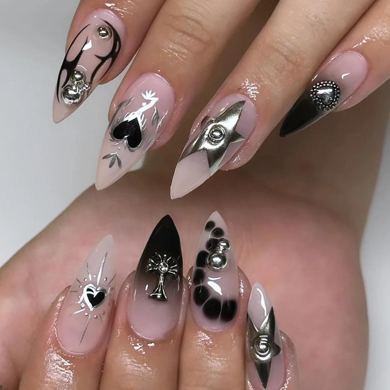 24pcs Sliver Spider Design Fake Nail Heavy Metal Halloween False Nail Tips Full Cover Wearable Black Cool Almond Press on Nails W20