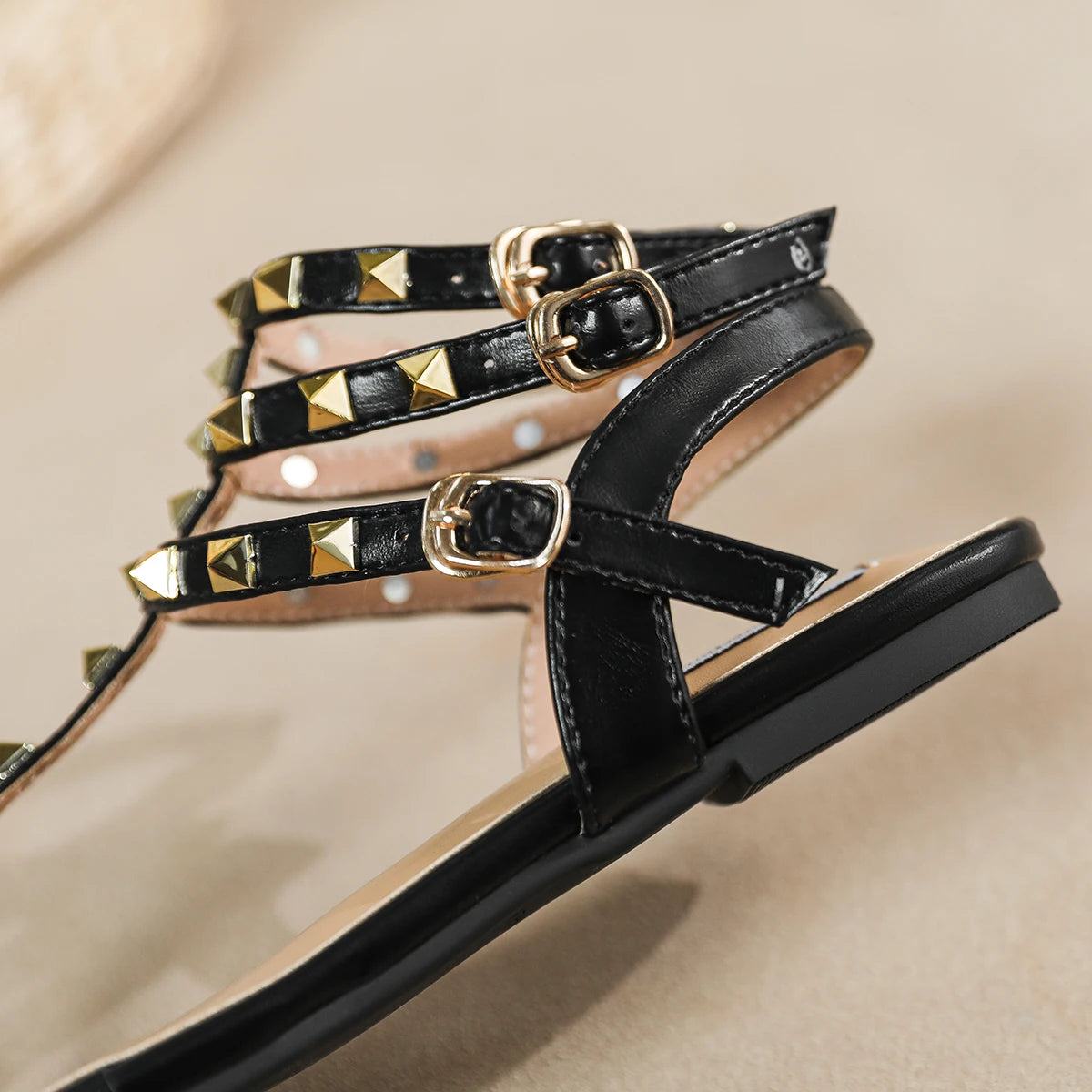 2024 new summer outdoor women's flat sandals British style Ladies Casual Roman Flats Stylish rivet design work and party 41-43