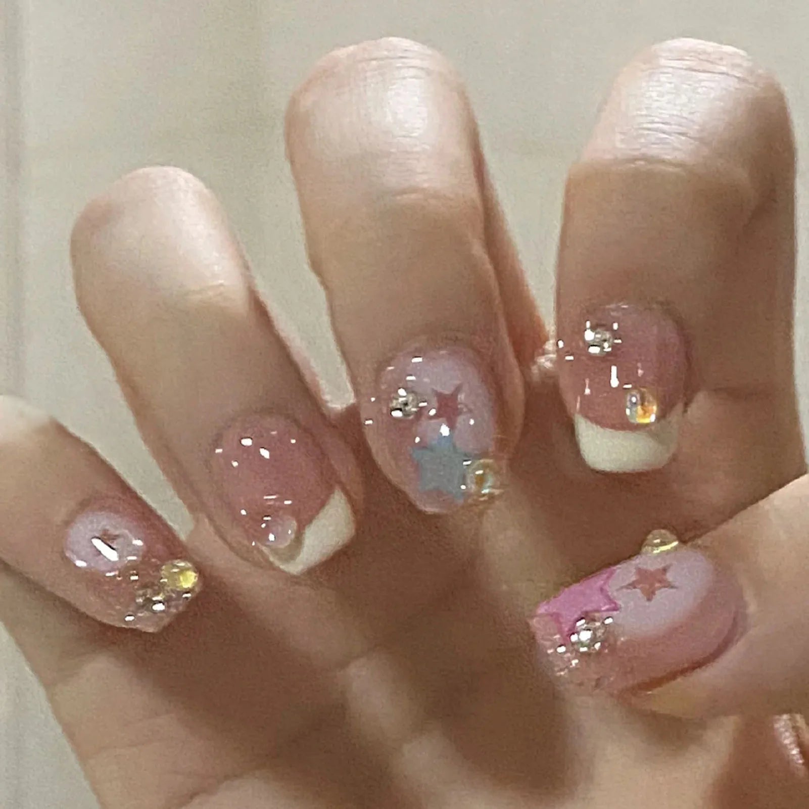 24Pcs Gentle Women White French Fake Nails Nude Color Press On Nail Colorful Star Printed Y2K Girls Charm Manicure Diamond Decor As show