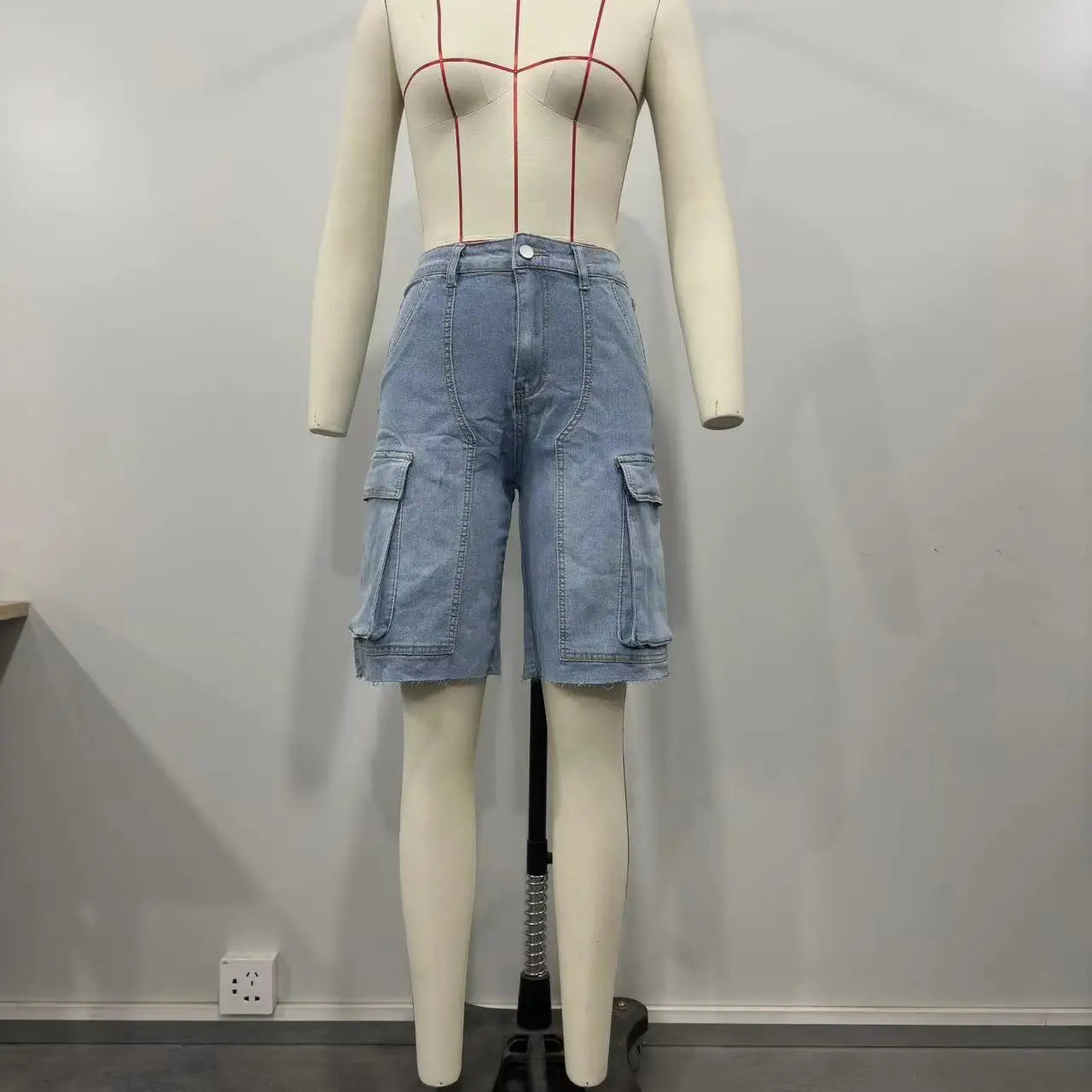 CM.YAYA Women Fashion Pocket Side Straight Knee Length Cargo Jeans 2025 Summer Party Street Short Pants