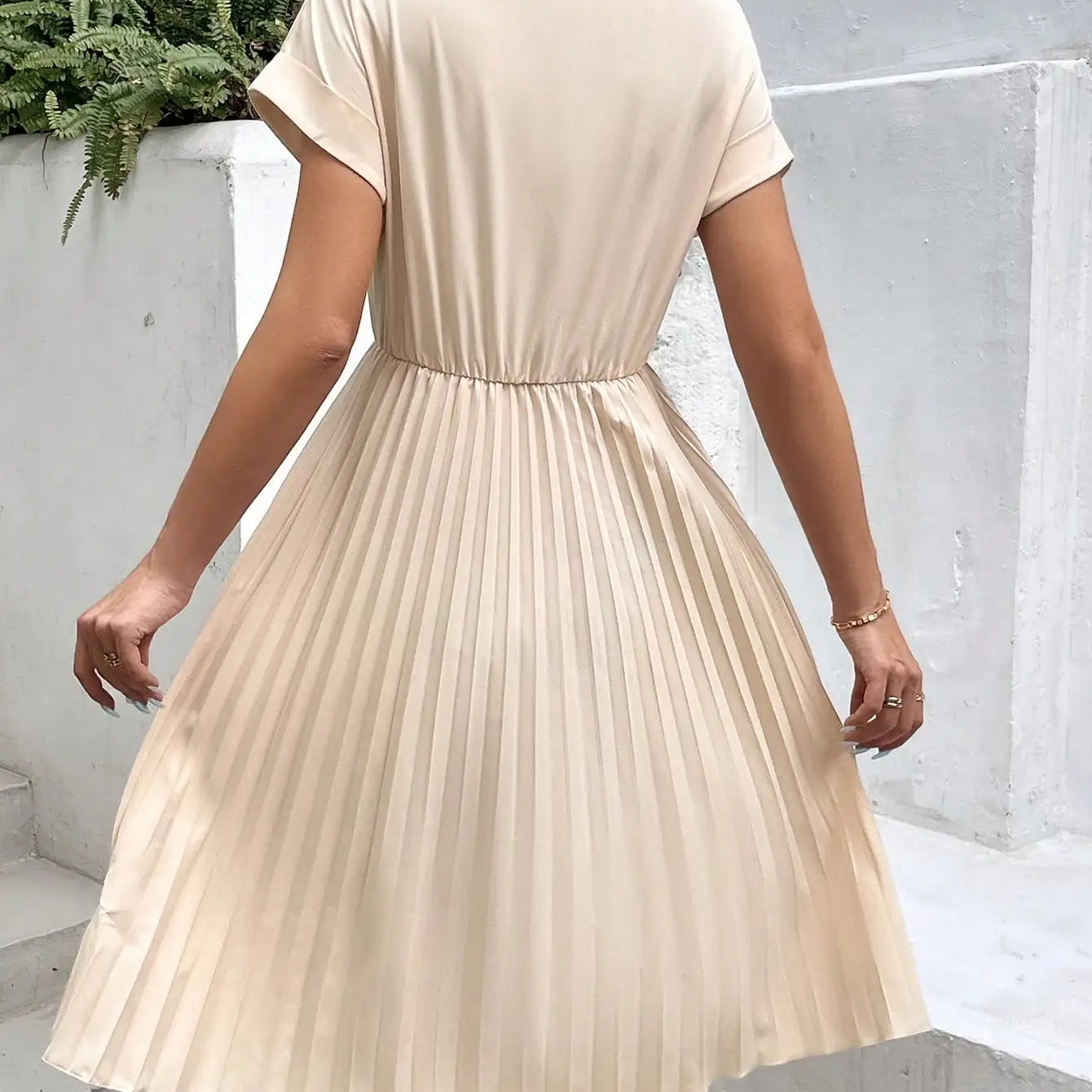 Cross border European and American women's fashionable and elegant ruffled sleeve pleated dress