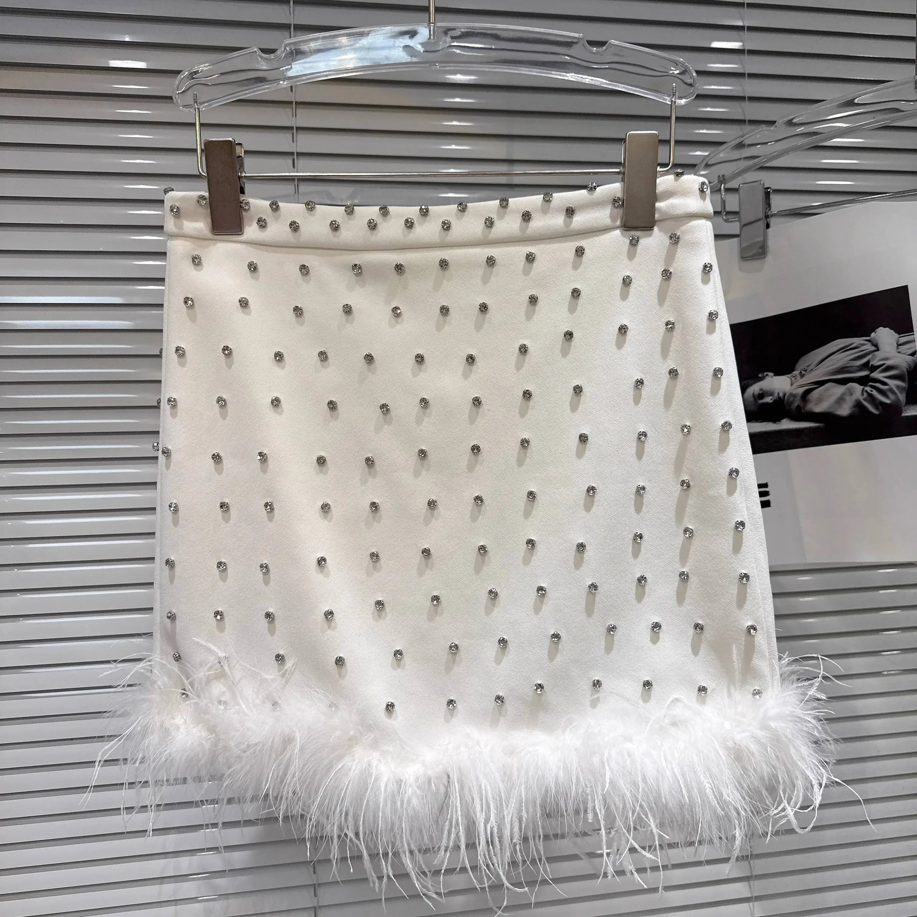 Winter New Fashion Rhinestone Feather Edge Halter Vest For Women Wrapped Hip A-line Skirt Female Trend 11A07864 only White Skirt