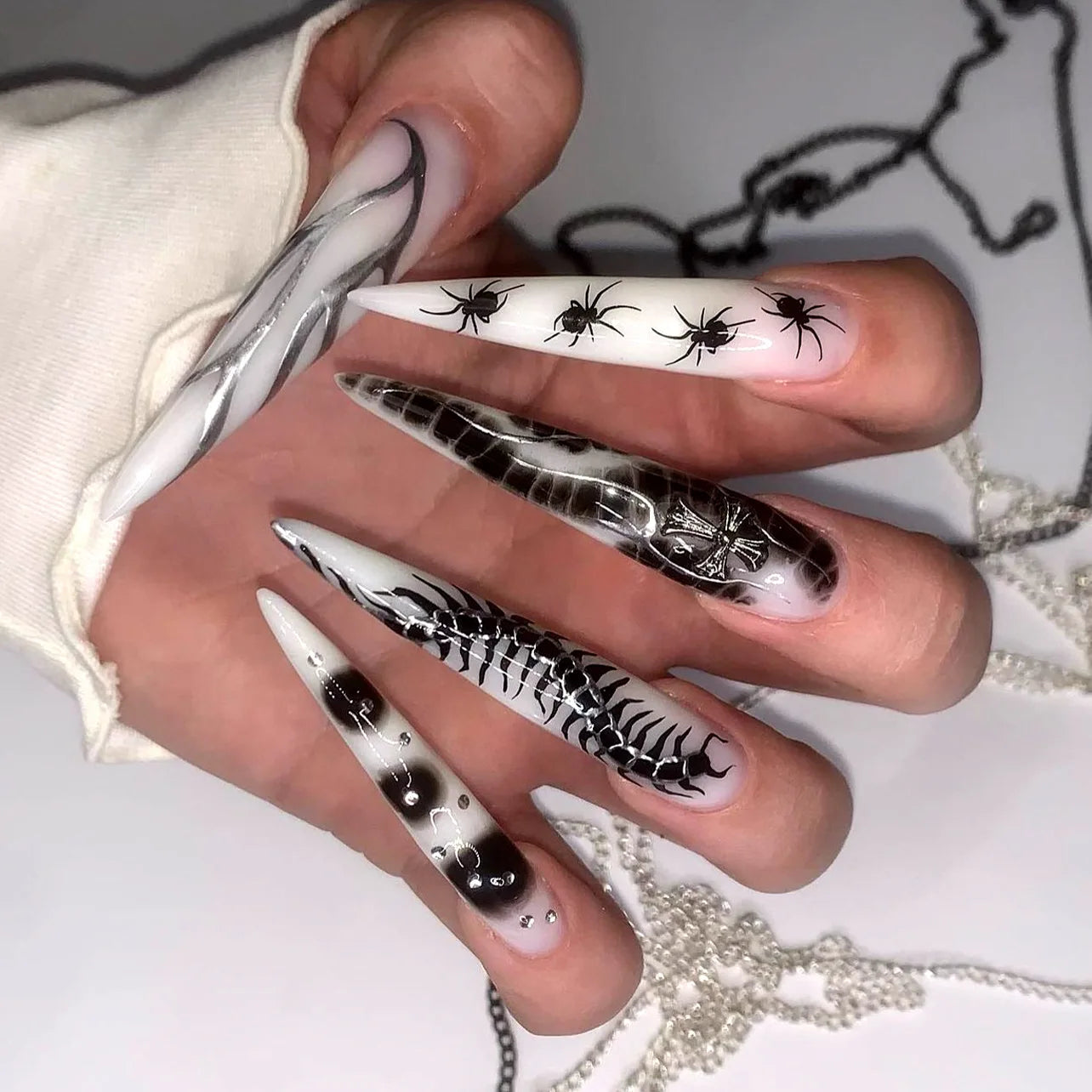 24pcs Sliver Spider Design Fake Nail Heavy Metal Halloween False Nail Tips Full Cover Wearable Black Cool Almond Press on Nails W17