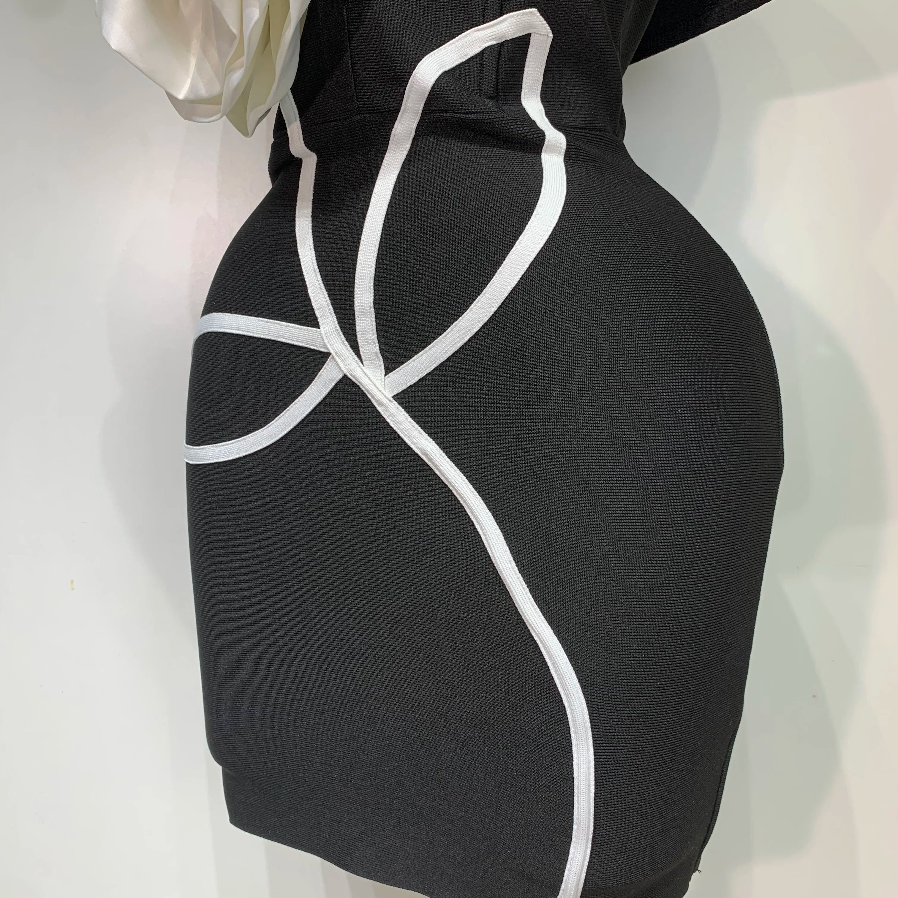 Women Sexy Off Shoulder White Flower Black Mini Bodycon Bandage Dress Luxury 2025 Celebrity Evening Club Elegant Party Gowns