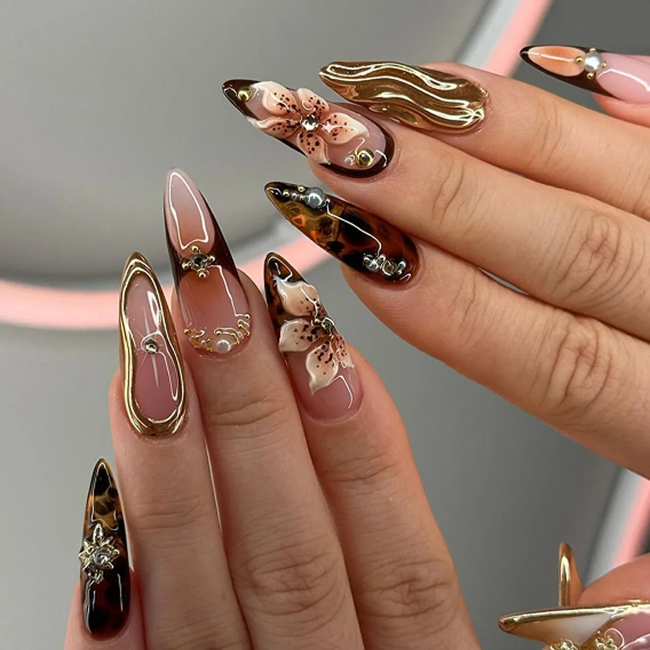 24Pcs Simple Press on Nails Full Cover Little Broken Diamonds Leopard French False Nails Stickers Blush Flowers Almond Manicure 3