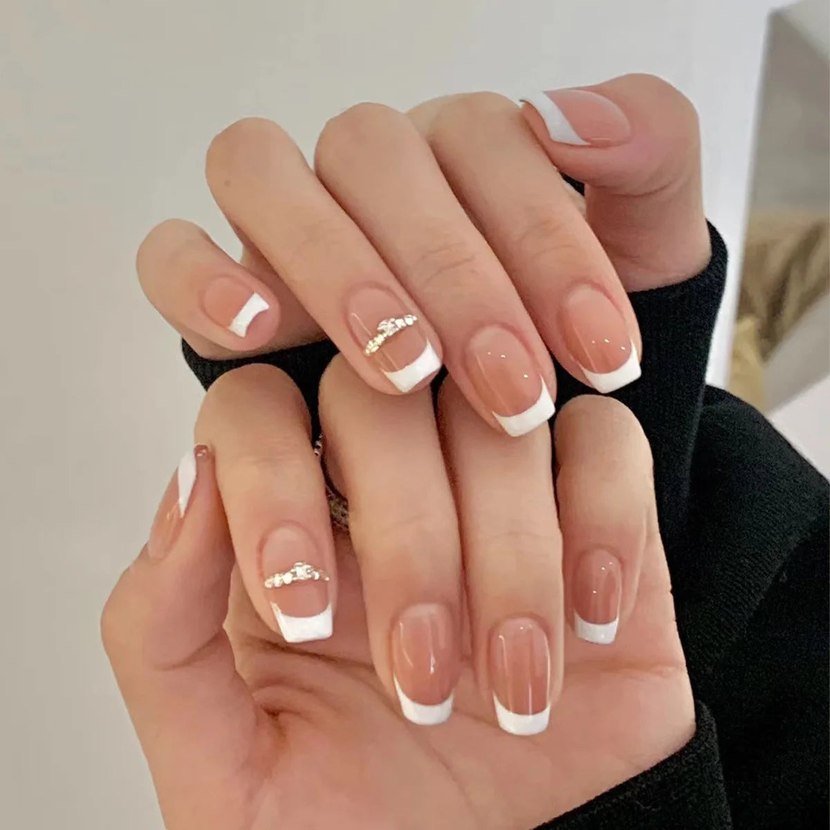 24pcs/set short fake nails for women girls french nude square white tips with rhinestones glitters Y2K press on false nail art 1023