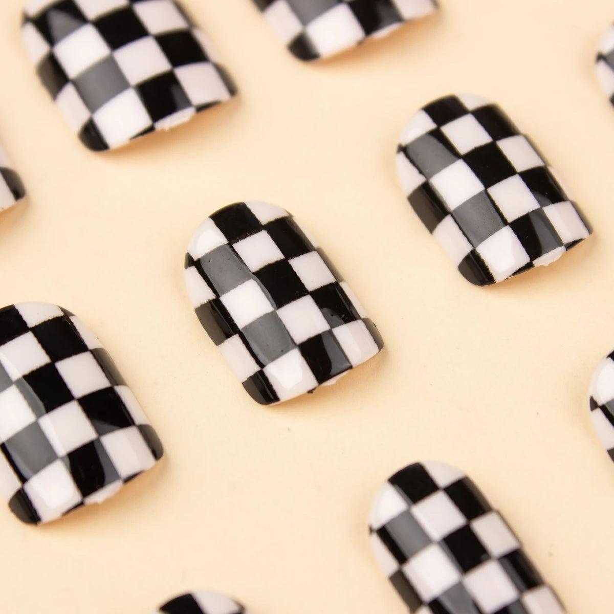 24Pcs/Set Square Short Press On Nails Y2K Cool Black-and-white Chequer Fake Nails Reusable False Nail Jelly Tabs For Women/Girls